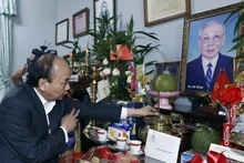 Президент Нгуен Суан Фук зажигает благовония в память о товарище Во Тьи Конге. Фото: ВИА