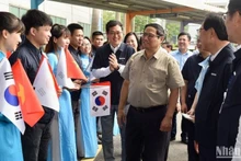 Премьер-министр Фам Минь Тьинь посещает Samsung Electronics Vietnam в провинции Бакнинь. Фото: Чан Хай