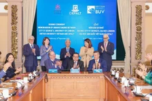Стороны подписывают Соглашение о сотрудничестве.