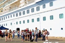 Пассажиры круизного лайнера «Spectrum of the Seas» в порту Танканг-Каймеп провинции Бариа-Вунгтау. Фото: ВИА