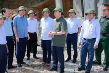 Вице-премьер Чан Хонг Ха проверяет ситуацию с оползнями на территории средней школы общины Ламфу уезда Лангтянь. 