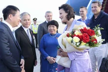 Вьетнамские руководители встречают Председателя Сената Бельгии Стефани Д'Оз. Фото: quochoi.vn