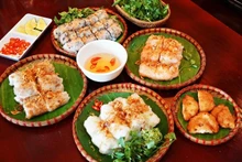 Паровые блинчики «банькуон» с кальмаровыми котлетами. Фото: danviet.vn
