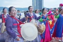 Южнокорейские артисты в костюмах «ханбок».