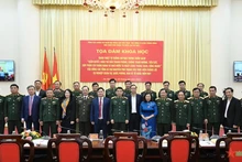 Участники беседы фотографируются на память. Фото: qdnd.vn