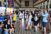Международные туристы посещают почту города Хошимина. Фото: vnexpress.net
