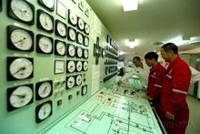  Российские и вьетнамские специалисты на пункте управления перекачкой нефти «Вьетсовпетро». Фото: ВИA