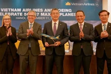 Представители «Vietnam Airlines» и «Boeing» фотографируются на память.