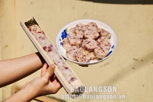 Рис «лам» в бамбуковой трубе. Фото: baolangson.vn