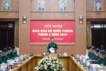 Генерал армии Фан Ван Жанг выступает на конференции.