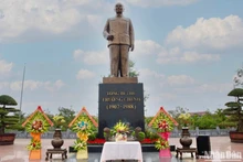 Памятник Генеральному секретарю ЦК КПВ Чыонг Тьиню в уезде Суанчыонг провинции Намдинь.