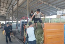 Таможня Монгкай контролирует погрузку и разгрузку товаров.
