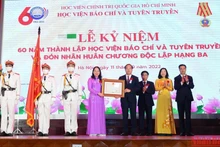 Вице-президент Во Тхи Ань Суан вручает орден Независимости 3-й степени представителю Академии журналистики и пропаганды. Фото: Тхань Дат