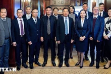 Вьетнамская делегация фотографируется с руководителями Государственного аудита Венгрии. Фото: ВИА