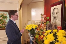 Г-н Кирил Уиттакер воскуряет благовония в память о Президенте Хо Ши Мине в Посольстве Вьетнама в Великобритании. Фото: ВИА