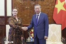 Президент То Лам принимает Посла Новой Зеландии во Вьетнаме Кэролайн Бересфорд. Фото: ВИА