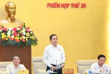 Председатель НС Чан Тхань Ман выступает на заседании. Фото: Зюи Линь