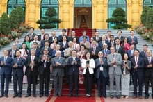 Президент Во Ван Тхыонг фотографируется с делегацией участников Конгресса Федерации кардиологии АСЕАН.