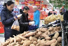 Вьетнамская сладкая картошка в китайском супермаркете. Фото: Хыу Хынг 