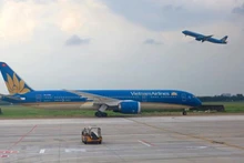 Самолет авиакомпании «Vietnam Airlines» в аэропорту Таншаннят. Фото: ВИА