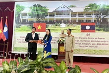 Церемония символической передачи школы. Фото: baothaibinh.com.vn