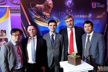 Директор фонда «Традиции и дружба» Нгуен Куок Хунг (первый справа). Фото: Тхань Тхэ