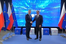 Генерал-полковником Чан Куанг Фыонг и Министр цифровизации Польши Кшиштоф Гавковский. Фото: ВИА