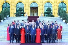 Президент фотографируется с международными делегатами. Фото: Канцелярия Президента
