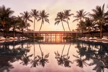 Главный бассейн на курорте «Regent Phu Quoc». Фото: Travel+Leisure