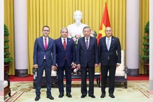 Президент То Лам и Послы стран-членов ОТГ. Фото: ВИА