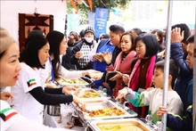Стенд Посольства Кувейта привлекает посетителей. Фото: baotintuc.vn