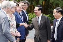 Президент Во Ван Тхыонг на встрече с международными учеными. Фото: ВИА