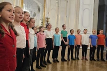 Французские и вьетнамские дети исполняют вьетнамские песни.