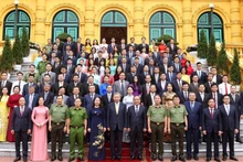 Президент То Лам фотографируется с сотрудниками Канцелярии Президента. Фото: ВИА