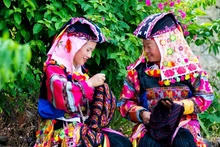 Женщины народности Лоло сами вышивают себе костюмы.