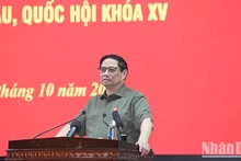 Премьер-министр Фам Минь Тьинь выступает на встрече с избирателями города Кантхо.