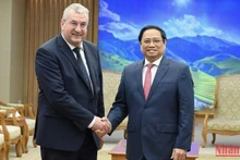 Премьер-министр Фам Минь Тьинь и Министр, Президент франкоязычного сообщества Бельгии Пьер-Ив Жоле. Фото: Чан Хай 