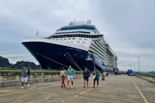 Круизный лайнер Celebrity Solstice в порту Халонг. 