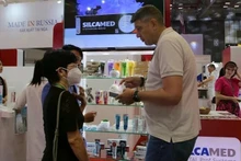 Представитель российского предприятия представляет продукцию вьетнамским потребителям на выставке в г. Хошимине. Фото: ВИA