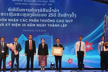 Церемония награждения Ордена Труда 1-й степени LaoVietBank. Фото: Хай Тиен