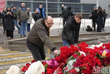 Память жертв теракта в «Крокус сити холле» почтили местные жители и международные друзья. Фото: Суан Хынг