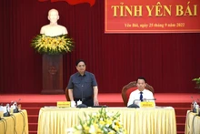 Премьер-министр Фам Минь Тьинь выступает на заседании. Фото: Чан Хай