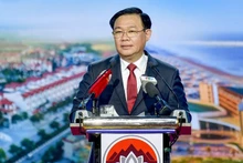 Председатель НС Выонг Динь Хюэ выступает на конференции. Фото: Зюи Линь