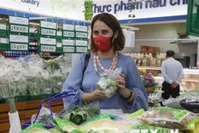 Посол Новой Зеландии во Вьетнаме Треден Добсон покупает вьетнамские овощи в супермаркете в провинции Биньдинь. Фото: ВИА