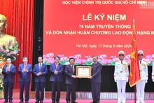 Генеральный секретарь ЦК КПВ, Президент То Лам вручает Орден Труда первой степени Государственной политической академии им. Хо Ши Мина.