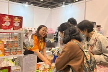 Посетителей выставки интересуют вьетнамские продукты. Фото: ВИА