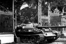 Танк освободительной армии входит во Дворец Независимости, 30 апреля 1975 г. Фото: ВИА