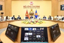 Вьетнамские делегаты принимают участие во втором специальном совещании министров экономики АСЕАН по переговорам о модернизации Соглашения АСЕАН о торговле товарами (ATIGA) 9 мая. Фото: ВИA