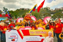Вьетнамские и венесуэльские артисты на карнавале. Фото: baoquocte.vn