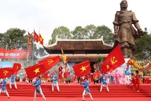 Праздник проходит в теплую весеннюю погоду.
